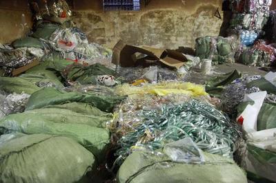 深圳海关重拳出击 截获走私进口废塑料4.1万余吨，5人当场落网